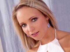 See This Blonde Girl So Glamourus And Pretty And Ready To Ge...